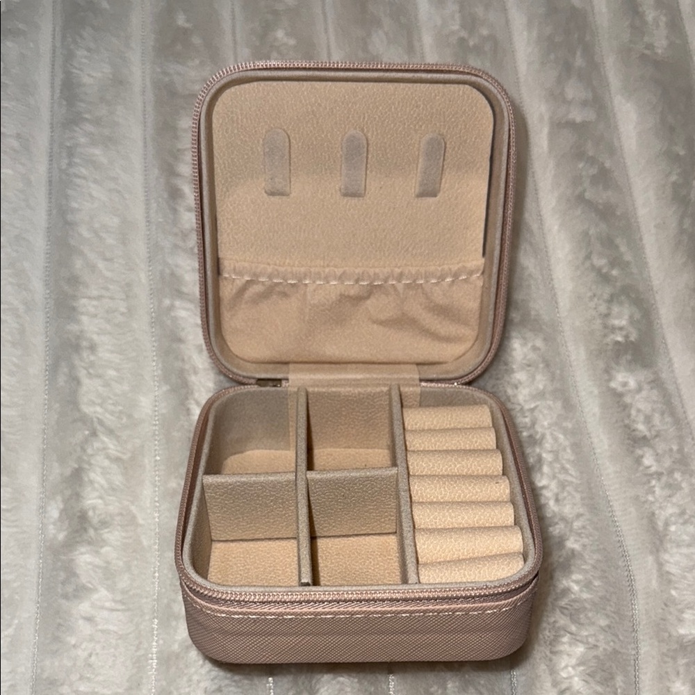 BRAND NEW Elegant Jewelry Organizer Case - Cream